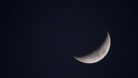 Crescent moon in the black sky Vídeo Stock 118616796