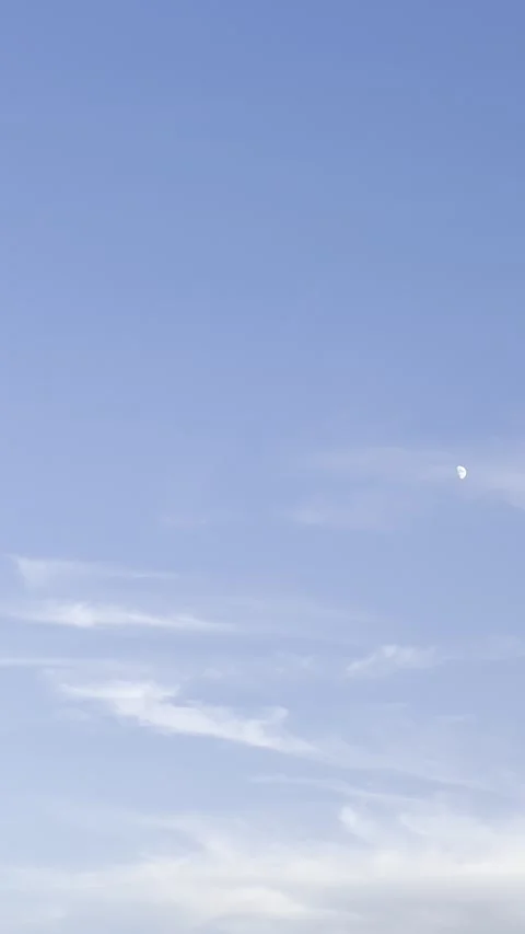 Crescent Moon in Blue Sky Vídeo Stock 346076484