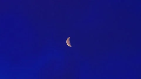 Crescent moon in deep blue night sky with copy space 库存影片 330709146
