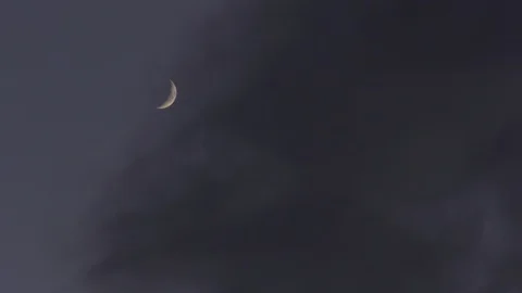 Crescent moon high clouds moving to cover Vidéo 88962346
