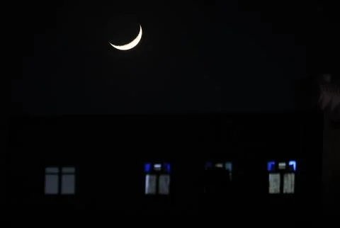 Crescent moon shines over Sana'a, Sanaa, Yemen - 25 Oct 2025 Fotos Stock