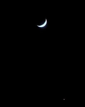 Crescent moon in sky Fotos Stock