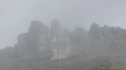 Crestones Peak, cloudy from base camp Vídeos de archivo 45810272