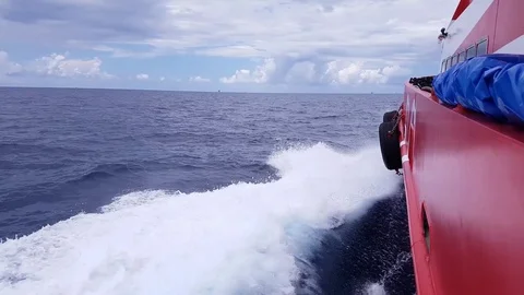 Crew boat sailing causing sea waves in the middle of the ocean Vídeo Stock 82453589