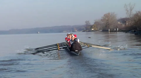 A crew boat team rows across the river01 Vidéo 997362