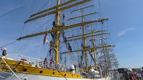 Crew climbing tall ship rigging 動画素材 111280737