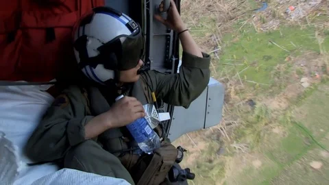 Crew distribute aid supplies to the poor victims of Typhoon Haiyan - 2013 Vídeo Stock 101905723