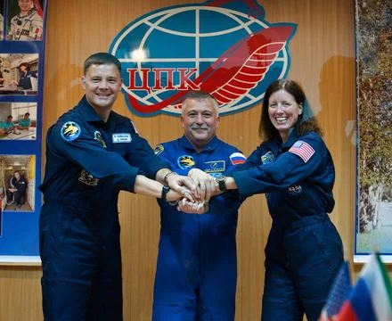 The crew of Expedition 24 Flight Engineer Doug Wheelock, left, Soyuz Comma... Foto stock