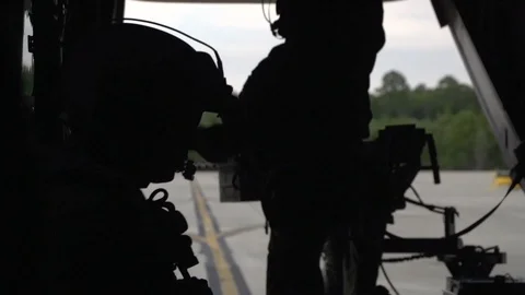 Crew from Hurlburt Field's 8 SOS preflight a Bell-Boeing CV-22 - 2014 库存影片 100749266