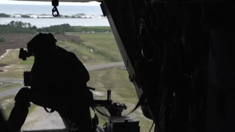 Crew from Hurlburt Field's 8 SOS preflight a Bell-Boeing CV-22 - 2014 库存影片 100749293