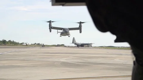 Crew from Hurlburt Field's 8 SOS preflight a Bell-Boeing CV-22 - 2014 库存影片 100749298