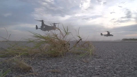 Crew from Hurlburt Field's 8 SOS preflight perform pattern - 2014 库存影片 100749318