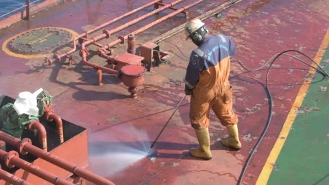 Crew member de rusting on deck of ship using high pressure hydroblust gun Video stock 290016154