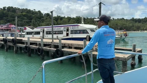 Crew Member Throwing A Mooring Line From Ferry To Secure The Boat Before Docking 库存影片 337082444