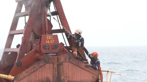 Crew members de rusting grab by hydro blast 库存影片 297297012