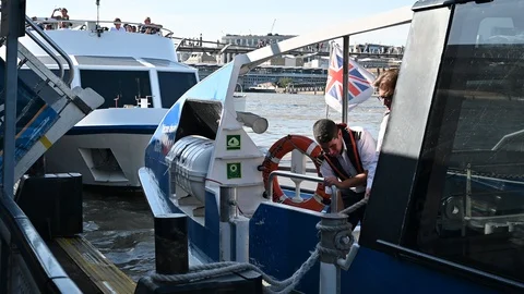 Crew Tie Up Boat on Thames River Video stock 116109413