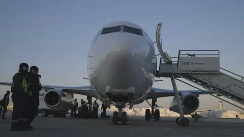 Crew Unloading Landed Plane Stock Footage 148689907