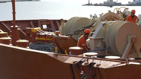 Crew working onboard a ship Vidéo 97872283