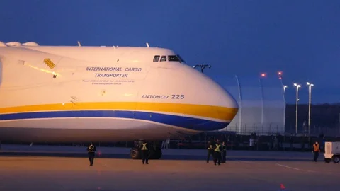 Crews appear to by tiny people next to largest aircraft in the world Stock Footage 130043113