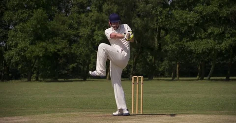 A Cricket batsman stikes the cricket ball. Vídeos de archivo 80424708