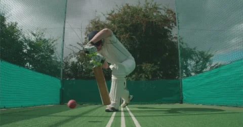 Cricketer plays nice shot in nets. Vídeos de archivo 58837382