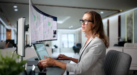Crime Analyst Studies Geospatial Data On Computer For Predictive Policing. 写真素材
