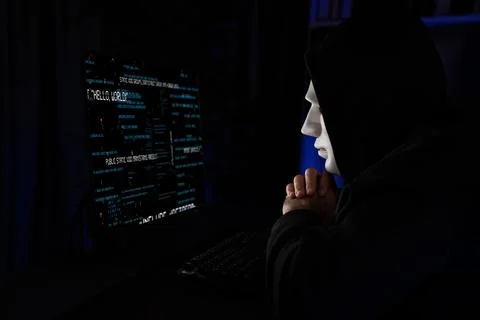 Criminal anonymous mask's hack programmer trying to approach main data. Surmise. Foto stock