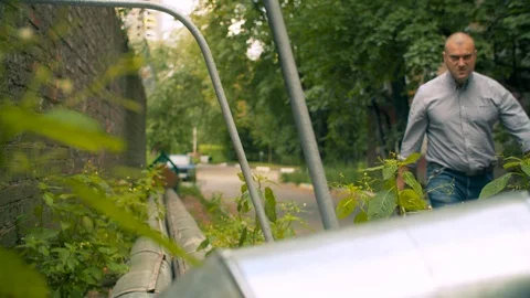 A criminal breaking a bottle Stockbeeldmateriaal 114499164