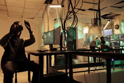 Criminal programming computer virus program in vr helmet Stock-Fotos