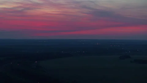 Crimson sunset with feathery clouds Video stock 171393499
