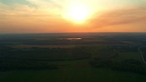 Crimson sunset with feathery clouds Stock Footage 171473994
