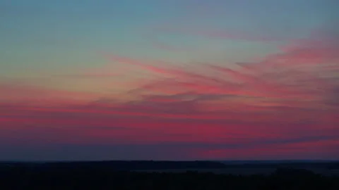 Crimson sunset with feathery clouds Stock Footage 171482122