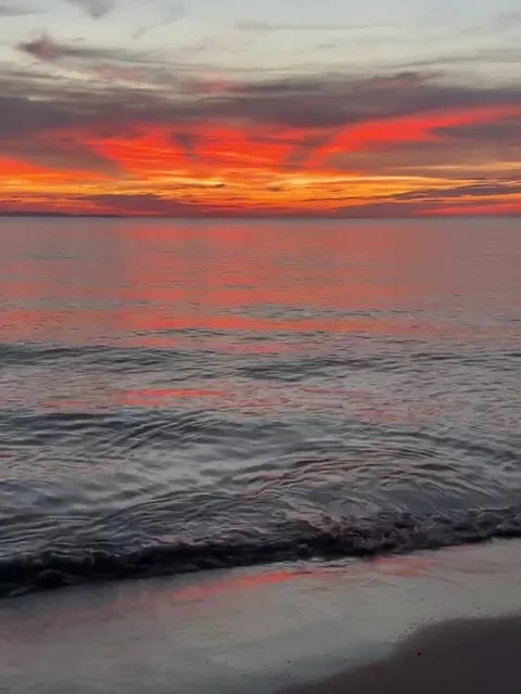 Crimson Sunset Over Ocean Waves 库存影片 341629639