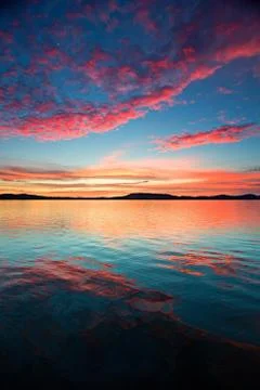 Crimson Water Reflection Sunrise. Foto stock
