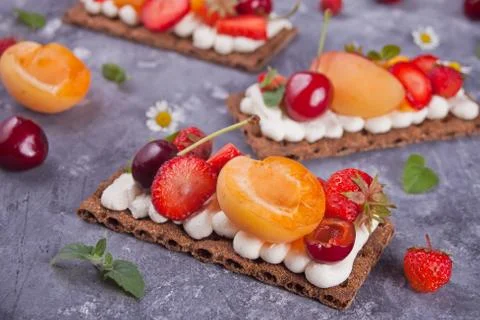 Crisp bread with creme cheese, fruit and berries 库存照片