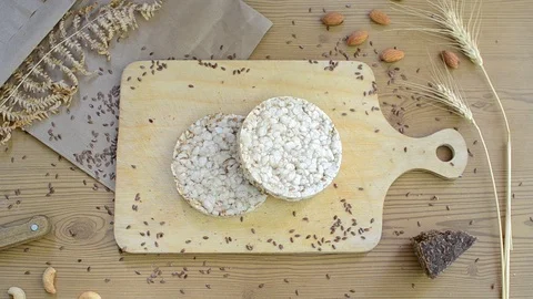 Crispbread with flax seed. Country style. Healthcare pastry. 库存影片 99106948