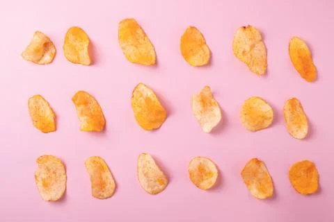 Crisps on pink Foto stock