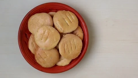 Crispy Bakarkhani, a traditional Bengali flatbread, served on a clay plate Stock Footage 317867811