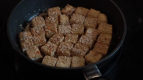 Crispy baked tofu Vídeos de archivo 143727065