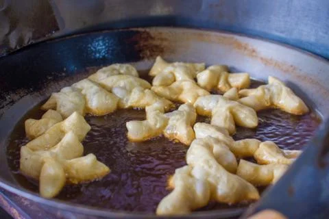 Crispy batter in boiling oil Foto stock