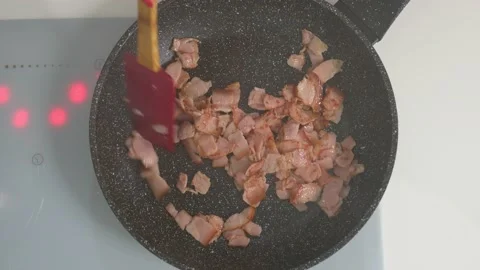 Crispy beacon in frying pen. Top view Video stock 150208859