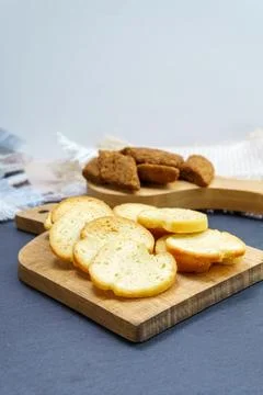 Crispy bread cubes, dry re crumbs, rusks, crouton or brown roasted crackers. Foto stock
