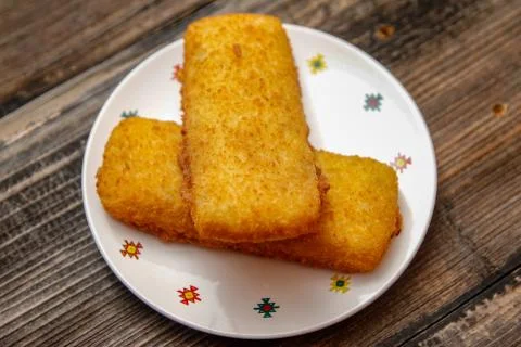 Crispy breaded fried hake fish fillet Foto stock