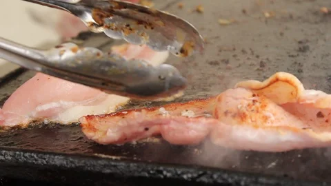 Crispy British bacon on grill 動画素材 102663118