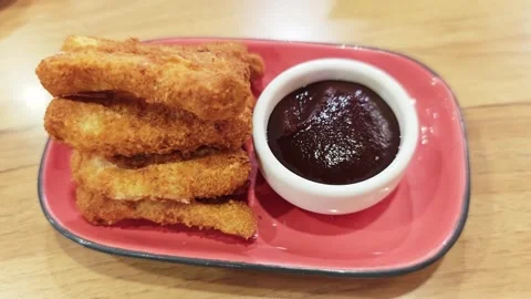 Crispy chicken nuggets with barbecue dipping sauce. Vídeo Stock 340201124