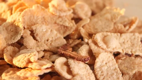 Crispy corn flakes preparation in a cozy kitchen Vidéo 300066687
