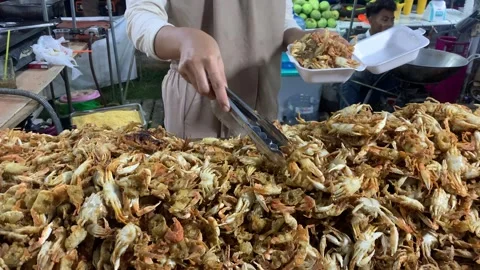 Crispy crab seller Video stock 273634799