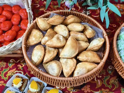 Crispy Deep-Fried Curry Puff Pastry Snacks Stock-Fotos