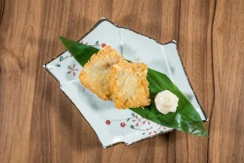 Crispy deep fried fish bites with mayo Stock-Fotos