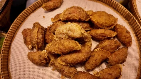 Crispy Deep Fried Pork Belly Pieces Displayed on Tray at Thai Street. 4K Vidéo 340206051